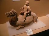 [Cliquez pour agrandir : 64 Kio] Xi'an - Le musée de l'histoire du Shaanxi : chameau et chamelier en terre cuite de la dynastie Tang.