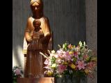 [Cliquez pour agrandir : 100 Kio] Châteauneuf-de-Galaure - Les Foyers de la Charité : le sanctuaire Sainte-Marie-Mère-de-Dieu : statue de la Vierge à l'Enfant.