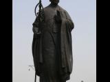 [Cliquez pour agrandir : 44 Kio] Xi'an - La grande pagode de l'oie sauvage : statue du moine Xuan Zang.