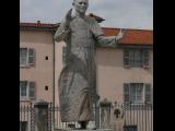 [Cliquez pour agrandir : 79 Kio] Lyon - La basilique Notre-Dame-de-Fourvière : l'extérieur : statue du bienheureux Pape Jean-Paul II.