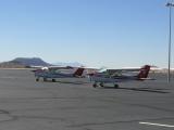 [Cliquez pour agrandir : 49 Kio] Tucson - The airport: tourism airplanes.