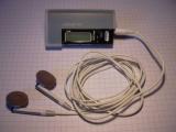 [Cliquez pour agrandir : 63 Kio] Informatique - Lecteur MP3 « Creative® MuVo N200 micro » dans son étui.