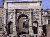 [Cliquez pour agrandir : 126 Kio] Rome - Le forum : l'arc de Septime Sévère.