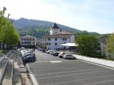 [Cliquez pour agrandir : 93 Kio] Sare - Le village : la place du fronton et l'église Saint-Martin.
