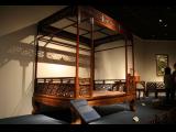 [Cliquez pour agrandir : 78 Kio] Shanghai - Le Shanghai Museum : lit sculpté.