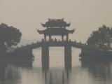 [Cliquez pour agrandir : 43 Kio] Hangzhou - Le lac Ouest : pont décoré.