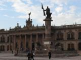 [Cliquez pour agrandir : 79 Kio] Monterrey - La Plaza Hidalgo : l'ancien hôtel de ville.