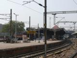[Cliquez pour agrandir : 124 Kio] Agra - La gare d'Agra Fort : quai.