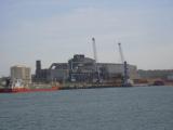 [Cliquez pour agrandir : 46 Kio] Bayonne - Bateau industriel et grues dans le port.