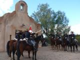 [Cliquez pour agrandir : 102 Kio] Tucson - Fort Lowell Day: the cavalry in front of San Pedro chapel.