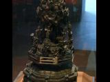 [Cliquez pour agrandir : 78 Kio] Suzhou - Le musée : le pilier en perles de la pagode Ruiguang : détail de la base.