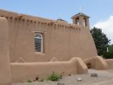 [Cliquez pour agrandir : 61 Kio] Ranchos de Taos - San Francisco de Asís church: side view.