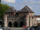[Cliquez pour agrandir : 95 Kio] Douai - La porte de Valenciennes.