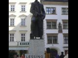 [Cliquez pour agrandir : 71 Kio] Autriche : Vienne - La place Lessing : la statue du philosophe.