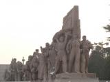[Cliquez pour agrandir : 50 Kio] Pékin - La place Tian'anmen : décorations autour du mausolée de Mao Zedong.