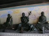[Cliquez pour agrandir : 87 Kio] Pékin - Le parc Beihai : la salle du roi céleste : statues.