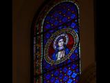 [Cliquez pour agrandir : 79 Kio] Madrid - La chapelle de la Communauté de l'Agneau : l'intérieur : vitrail représentant la Vierge.