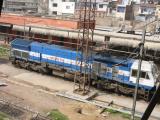 [Cliquez pour agrandir : 197 Kio] Agra - La gare d'Agra Fort : locomotive diesel.