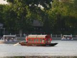 [Cliquez pour agrandir : 108 Kio] Pékin - Le lac Qianhai : bateaux.