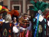 [Cliquez pour agrandir : 171 Kio] Mexico - La basilique Notre-Dame-de-Guadalupe : chants et danses traditionnels de pélerins.