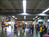 [Cliquez pour agrandir : 81 Kio] Monterrey - L'aéroport : le terminal C : l'intérieur.
