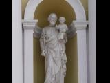[Cliquez pour agrandir : 68 Kio] Agra - La cathédrale de l'Immaculée Conception : la façade : statue de Saint Josaph et de l'Enfant Jésus.