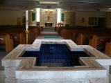 [Cliquez pour agrandir : 78 Kio] Los Lunas - Saint Clement's church: the nave and the baptismal font.
