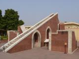 [Cliquez pour agrandir : 92 Kio] Jaipur - L'observatoire Jantar Mantar : cadran solaire.