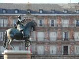 [Cliquez pour agrandir : 125 Kio] Madrid - La Plaza Mayor : statue équestre de Philippe III et façade peinte.