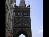 [Cliquez pour agrandir : 63 Kio] Prague - Le pont Charles : tour à l'extrémité.