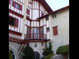 [Cliquez pour agrandir : 105 Kio] Cambo-les-Bains - La villa Arnaga : la façade : détail.