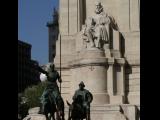 [Cliquez pour agrandir : 84 Kio] Madrid - La Plaza de España : le monument à Miguel de Cervantes : statues de Don Quichotte et Sancho Panza et Cervantes.