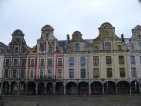[Cliquez pour agrandir : 87 Kio] Arras - La Grande Place : maisons.
