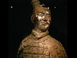 [Cliquez pour agrandir : 68 Kio] Xi'an - Le musée de l'histoire du Shaanxi : archer de terre cuite du mausolée de l'empereur Qin.