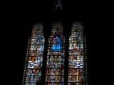 [Cliquez pour agrandir : 103 Kio] Lyon - La basilique Notre-Dame-de-Fourvière : l'église haute : vitrail de Marie, reine des Apôtres.