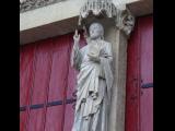 [Cliquez pour agrandir : 89 Kio] Amiens - La cathédrale : le portail central : la statue du Christ-Roi-Beau-Dieu.