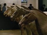 [Cliquez pour agrandir : 70 Kio] Xi'an - Le musée de l'histoire du Shaanxi : chevaux de terre cuite du mausolée de l'empereur Qin.