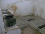 [Cliquez pour agrandir : 97 Kio] Jaipur - Le fort d'Amber : latrines.