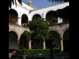 [Cliquez pour agrandir : 138 Kio] Mexico - L'église Saint-Jean-Baptiste : le patio et sa fontaine.