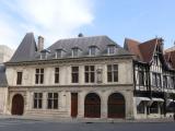 [Cliquez pour agrandir : 84 Kio] Reims - Maison ancienne près de la place Royale.