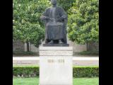 [Cliquez pour agrandir : 143 Kio] Shanghai - Le parc Lu Xun : statue de Lu Xun.
