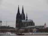 [Cliquez pour agrandir : 57 Kio] Cologne - La cathédrale vue depuis l'autre rive du Rhin.
