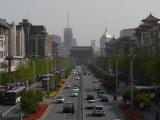 [Cliquez pour agrandir : 80 Kio] Xi'an - L'avenue Sud vue depuis la tour de la cloche.