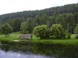 [Cliquez pour agrandir : 89 Kio] Montbenoît - Les rives du Doubs et le lavoir.