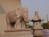 [Cliquez pour agrandir : 70 Kio] Shanghai - Le temple de Qibao : statue d'éléphant.