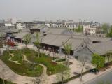 [Cliquez pour agrandir : 102 Kio] Xi'an - Bâtiments modernes de style traditionnel vus des remparts.