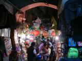 [Cliquez pour agrandir : 137 Kio] Jaipur - Ruelle d'un bazar.