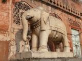 [Cliquez pour agrandir : 174 Kio] Jaipur - Statue d'éléphant devant un temple.