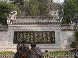 [Cliquez pour agrandir : 158 Kio] Hangzhou - La pagode Leifeng : inscriptions devant la pagode.