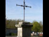 [Cliquez pour agrandir : 86 Kio] Yèvre-le-Châtel - L'église Saint-Lubin : monument du cimetière.